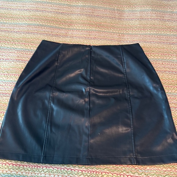 Mangopop Elegant Black faux Leather Skirt Size XL - Picture 3 of 6